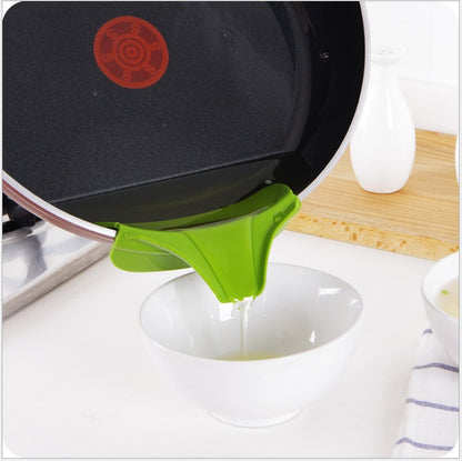 Spill-free soup spout