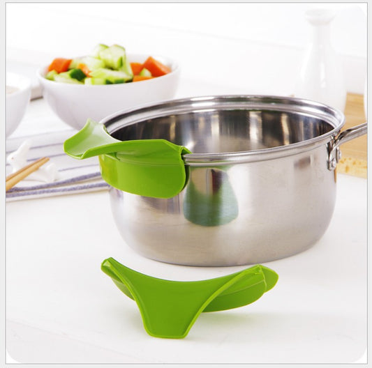 Spill-free soup spout