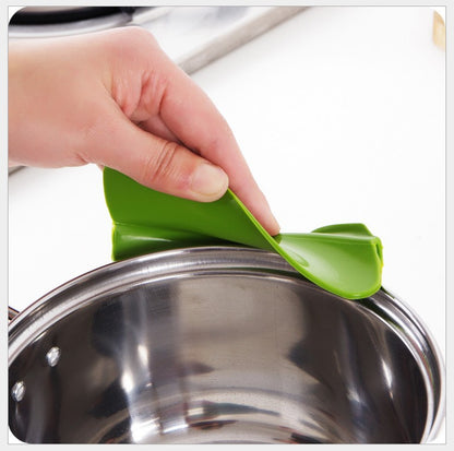 Spill-free soup spout